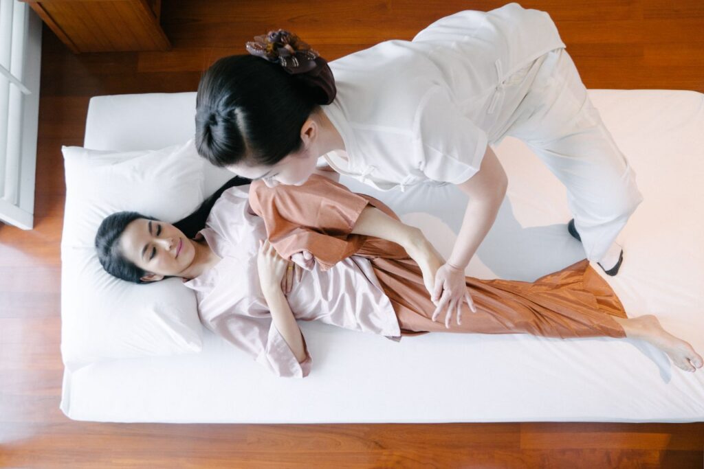 Masaje exótico Thai con movimiento descontracturantes.