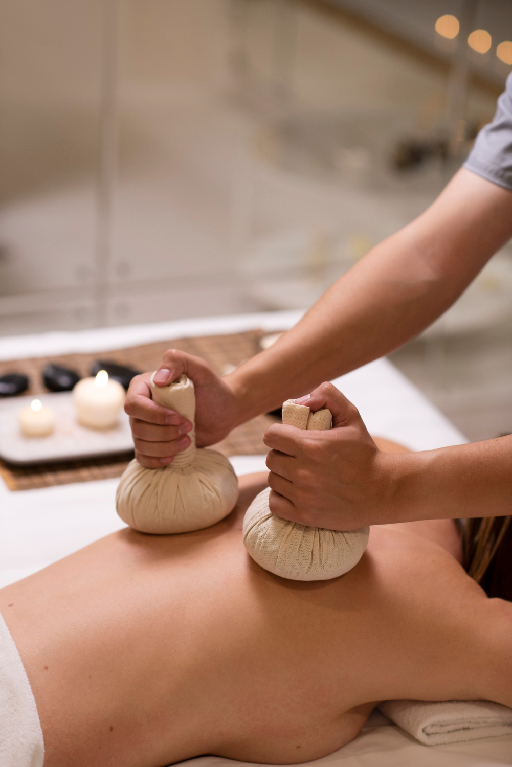 Masaje con pindas en Madrid: una terapia de calor y aromas para aliviar cuerpo y mente