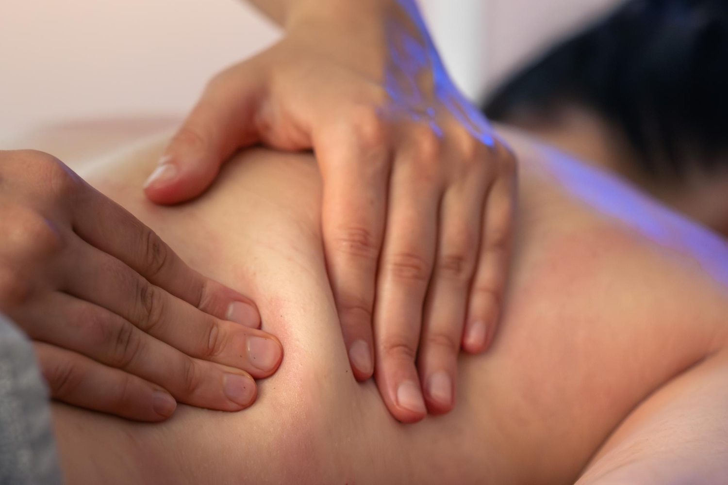 Masaje lomi lomi en Madrid: el arte hawaiano de relajar el cuerpo a través del movimiento